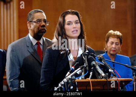 L'actrice Brooke Shields tient une conférence de presse sur Capitol Hil, afin de soutenir la loi « Mothers Act », la législation pour un nouvel investissement fédéral dans l'éducation à la dépression post-partum, et les programmes de détection et de traitement pour les nouvelles mères à Washington DC, Etats-Unis, le 11 2007 mai. Photo par Olivier Douliery/ABACAPRESS.COM Banque D'Images