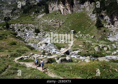 Personnes trekking à la région de la Maison de montagne de Renclusa, au Mont Pico de Aneto, Pyrénées, Espagne. Banque D'Images