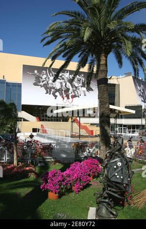 Atmosphère sur la Croisette, un jour avant la cérémonie d'ouverture du 60ème Festival International du film à Cannes, France, le 15 mai 2006. Photo de Hahn-Nebinger-Orban/ABACAPRESS.COM Banque D'Images