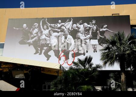 Atmosphère sur la Croisette, un jour avant la cérémonie d'ouverture du 60ème Festival International du film à Cannes, France, le 15 mai 2006. Photo de Hahn-Nebinger-Orban/ABACAPRESS.COM Banque D'Images