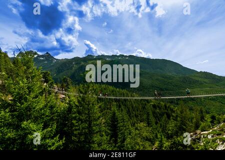 Passerelle sur deux montagnes au sommet de la colline, Squamish, C.-B., Canada. Squamish est une ville animée entre Vancouver et Whistler, en Colombie-Britannique, au Canada, famo Banque D'Images