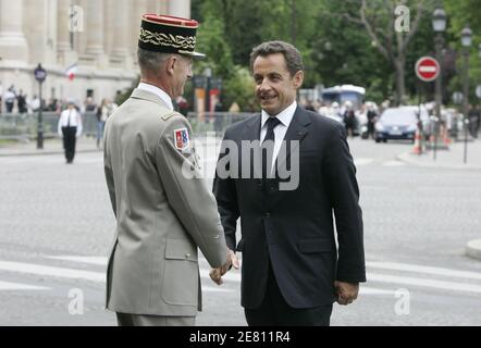 Le nouveau président Nicolas Sarkozy fleurit la statue de Georges Clemenceau à Paris, en France, le 16 mai 2007. Photo de Mousse/ABACAPRESS.COM Banque D'Images