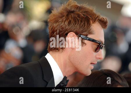 Jude Law arrive à la projection du film de Wong Kar Wai 'My Blueberry Nights' présenté en compétition et ouvre le 60ème Festival International du film de Cannes, France, le 16 mai 2007. Photo de Hahn-Nebinger-Orban/ABACAPRESS.COM Banque D'Images