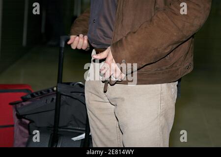 Antoine de Caunes, qui a épousé la semaine dernière sa copine de longue date Daphne Roulier, a une belle bague de mariage alors qu'il arrive à l'aéroport de Nice pour assister au 60ème Festival de Cannes, le 17 mai 2007. Photo par ABACAPRESS.COM Banque D'Images