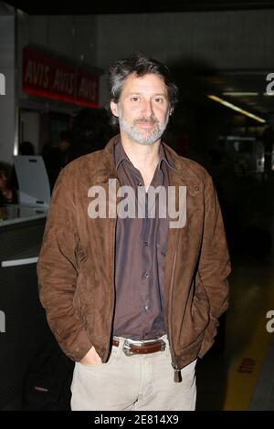 Antoine de Caunes, qui a épousé la semaine dernière sa copine de longue date Daphne Roulier, a une belle bague de mariage alors qu'il arrive à l'aéroport de Nice pour assister au 60ème Festival de Cannes, le 17 mai 2007. Photo par ABACAPRESS.COM Banque D'Images