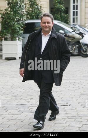 Xavier Bertrand, ancien ministre français de la Santé, quitte Matignon, résidence officielle du Premier ministre, le 17 mai 2007 à Paris, après avoir assisté à une rencontre avec le nouveau Premier ministre, François Fillon, un intermédiaire de droite. Bertrand, 56 ans, est l'un des favoris des 15 premiers postes du nouveau gouvernement. Bertrand est dirigé par le ministère du travail et des Affaires sociales. Le président Nicolas Sarkozy devrait annoncer l'ensemble de son gouvernement le 18 mai 2007. Photo de Mehdi Taamallah/ABACAPRESS.COM Banque D'Images