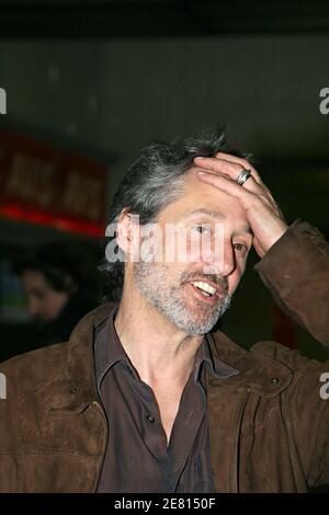 Antoine de Caunes, qui a épousé la semaine dernière sa copine de longue date Daphne Roulier, a une belle bague de mariage alors qu'il arrive à l'aéroport de Nice pour assister au 60ème Festival de Cannes, le 17 mai 2007. Photo par ABACAPRESS.COM Banque D'Images