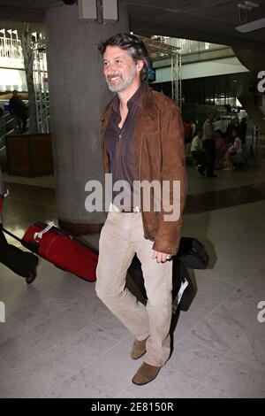 Antoine de Caunes, qui a épousé la semaine dernière sa copine de longue date Daphne Roulier, a une belle bague de mariage alors qu'il arrive à l'aéroport de Nice pour assister au 60ème Festival de Cannes, le 17 mai 2007. Photo par ABACAPRESS.COM Banque D'Images