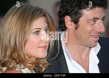 Patrick Bruel et sa femme Amanda Sthers arrivent au Palais des Festivals pour la projection du film de Christophe Honoré "les chansons d'Amour" présenté en compétition au 60ème Festival International du film à Cannes, France, le 18 mai 2007. Photo de Hahn-Nebinger-Orban/ABACAPRESS.COM Banque D'Images