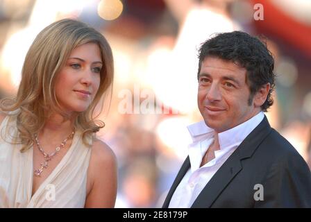 Patrick Bruel et sa femme Amanda Sthers arrivent au Palais des Festivals pour la projection du film de Christophe Honoré "les chansons d'Amour" présenté en compétition au 60ème Festival International du film à Cannes, France, le 18 mai 2007. Photo de Hahn-Nebinger-Orban/ABACAPRESS.COM Banque D'Images