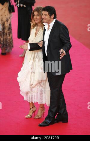 Patrick Bruel et sa femme Amanda Sthers arrivent au Palais des Festivals pour la projection du film de Christophe Honoré "les chansons d'Amour" présenté en compétition au 60ème Festival International du film à Cannes, France, le 18 mai 2007. Photo de Hahn-Nebinger-Orban/ABACAPRESS.COM Banque D'Images