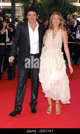 Patrick Bruel et sa femme Amanda Sthers arrivent au Palais des Festivals pour la projection du film de Christophe Honoré "les chansons d'Amour" présenté en compétition au 60ème Festival International du film à Cannes, France, le 18 mai 2007. Photo de Hahn-Nebinger-Orban/ABACAPRESS.COM Banque D'Images