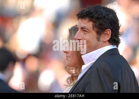 Patrick Bruel et sa femme Amanda Sthers arrivent au Palais des Festivals pour la projection du film de Christophe Honoré "les chansons d'Amour" présenté en compétition au 60ème Festival International du film à Cannes, France, le 18 mai 2007. Photo de Hahn-Nebinger-Orban/ABACAPRESS.COM Banque D'Images