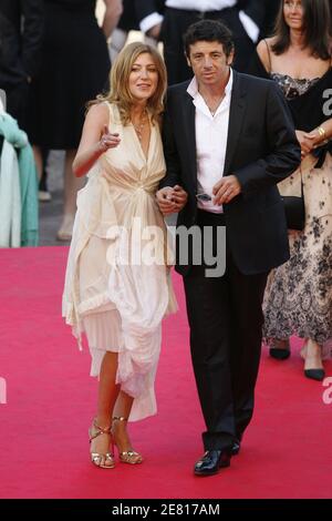 Patrick Bruel et sa femme Amanda Sthers arrivent au Palais des Festivals pour la projection du film de Christophe Honoré "les chansons d'Amour" présenté en compétition au 60ème Festival International du film à Cannes, France, le 18 mai 2007. Photo de Hahn-Nebinger-Orban/ABACAPRESS.COM Banque D'Images