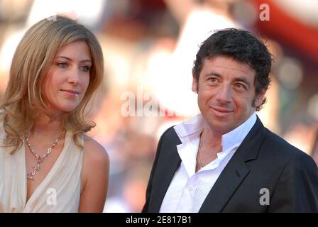 Patrick Bruel et sa femme Amanda Sthers arrivent au Palais des Festivals pour la projection du film de Christophe Honoré "les chansons d'Amour" présenté en compétition au 60ème Festival International du film à Cannes, France, le 18 mai 2007. Photo de Hahn-Nebinger-Orban/ABACAPRESS.COM Banque D'Images