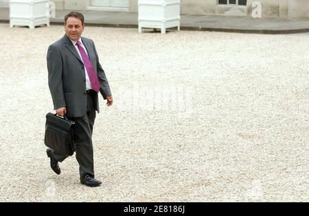 Le ministre du travail, des Affaires sociales et de la solidarité Xavier Bertrand arrive au palais de l'Elysée pour assister à la première réunion du Cabinet du Premier ministre français François Fillon, à Paris, en France, le 18 mai 2007. Photo de Christophe Guibbbaud/ABACAPRESS.COM Banque D'Images