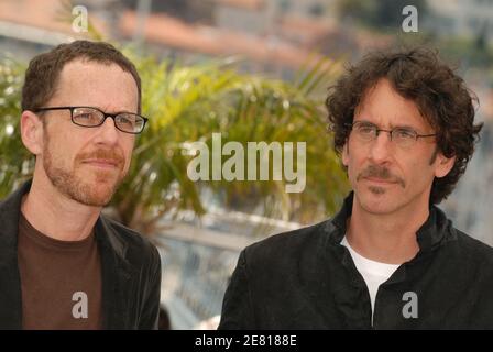 Les réalisateurs Ethan et Joel Coen posent pour les médias lors d'un photocall pour leur film "pas de pays pour les vieux hommes" présenté en compétition au 60ème Festival International du film de Cannes, France, le 19 mai 2007. Photo de Hahn-Nebinger-Orban/ABACAPRESS.COM Banque D'Images