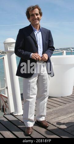 Alain Prost, pilote de légende de Formule 1, pose pour notre photographe à 'Noga Hilton Beach' lors du 60ème Festival International du film à Cannes, France, le 17 mai 2007. Photo de Denis Guignebourg/ABACAPRESS.COM Banque D'Images