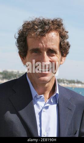 Alain Prost, pilote de légende de Formule 1, pose pour notre photographe à 'Noga Hilton Beach' lors du 60ème Festival International du film à Cannes, France, le 17 mai 2007. Photo de Denis Guignebourg/ABACAPRESS.COM Banque D'Images