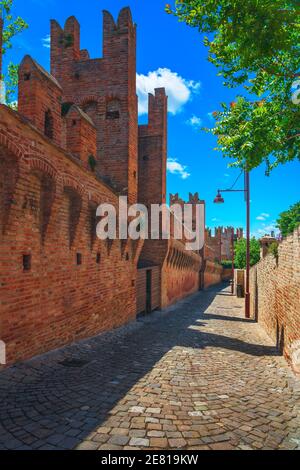 Gradara médiéval village murs, Pesaro et Urbino, région des Marches, Italie Europe Banque D'Images