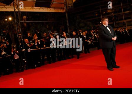 Le réalisateur AMÉRICAIN Michael Moore arrive au Palais des Festivals pour la projection de son film 'SiMKO' présenté hors compétition au 60ème Festival International du film de Cannes, France, le 19 mai 2007. Photo de Hahn-Nebinger-Orban/ABACAPRESS.COM Banque D'Images