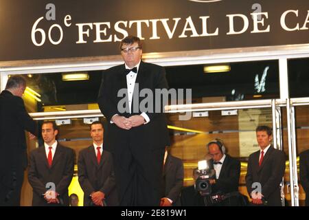 Le réalisateur AMÉRICAIN Michael Moore arrive au Palais des Festivals pour la projection de son film 'SiMKO' présenté hors compétition au 60ème Festival International du film de Cannes, France, le 19 mai 2007. Photo de Hahn-Nebinger-Orban/ABACAPRESS.COM Banque D'Images