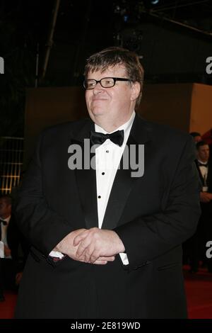 Le réalisateur AMÉRICAIN Michael Moore arrive au Palais des Festivals pour la projection de son film 'SiMKO' présenté hors compétition au 60ème Festival International du film de Cannes, France, le 19 mai 2007. Photo de Hahn-Nebinger-Orban/ABACAPRESS.COM Banque D'Images