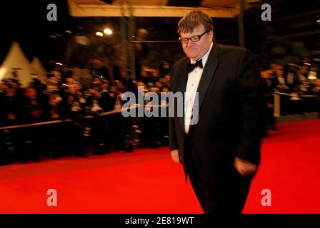 Le réalisateur AMÉRICAIN Michael Moore arrive au Palais des Festivals pour la projection de son film 'SiMKO' présenté hors compétition au 60ème Festival International du film de Cannes, France, le 19 mai 2007. Photo de Hahn-Nebinger-Orban/ABACAPRESS.COM Banque D'Images