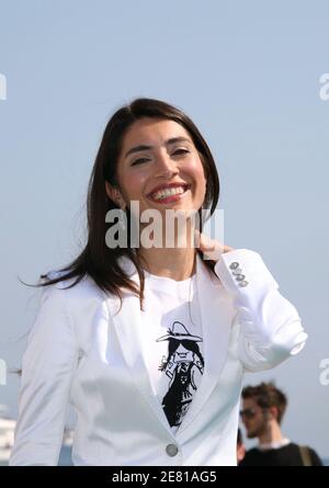 Caterina Murino pose pour les médias lors d'une séance photo pour le film « St Trinian » présenté en compétition au 60ème Festival international du film de Cannes, France, le 20 mai 2007. Photo de Denis Guignebourg/ABACAPRESS.COM Banque D'Images