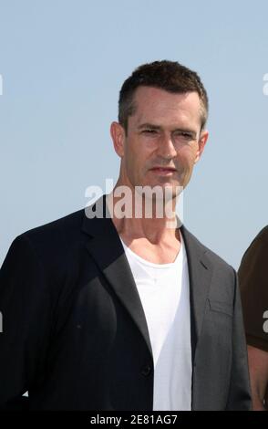 Rupert Everett pose pour les médias lors d'une séance photo pour le film « St Trinian's » présenté en compétition au 60ème Festival International du film de Cannes, France, le 20 mai 2007. Photo de Denis Guignebourg/ABACAPRESS.COM Banque D'Images