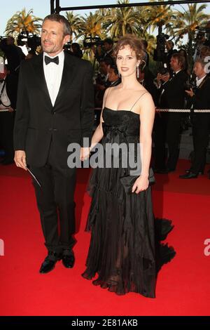 L'acteur français Lambert Wilson et l'actrice française Florence Darel arrivent au Palais des Festivals pour la projection de gala du cinéma chacun son à Cannes, France, le 20 mai 2007. Chacun son Cinema (à chacun son propre cinéma) a été produit spécialement pour le 60ème Festival International du film de Cannes et en lui 35 réalisateurs ont eu la chance de faire un court-métrage de trois minutes sur le cinéma. Photo de Hahn-Nebinger-Orban/ABACAPRESS.COM Banque D'Images