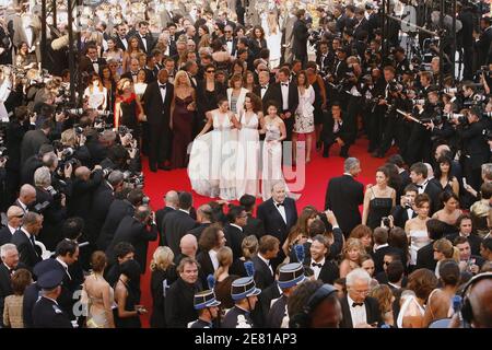 L'actrice chinoise Gong Li, l'actrice américaine Andie McDowell et l'actrice malaisienne Michelle Yeoh arrivent au Palais des Festivals pour la projection de gala du cinéma chacun son à Cannes, en France, le 20 mai 2007. Chacun son Cinema (à chacun son propre cinéma) a été produit spécialement pour le 60ème Festival International du film de Cannes et en lui 35 réalisateurs ont eu la chance de faire un court-métrage de trois minutes sur le cinéma. Photo de Hahn-Nebinger-Orban/ABACAPRESS.COM Banque D'Images