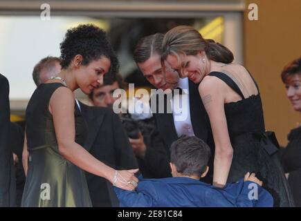 'ariane Pearl, son fils Adam, Angelina Jolie et Brad Pitt marchent le tapis rouge du Palais des Festivals à Cannes, France, le 21 mai 2007, pour une projection de gala du film du réalisateur britannique Michael Winterbottom ''A Mighty Heart'' présenté hors compétition au 60ème Festival de Cannes. Angelina Jolie, co-productrice de Brad Pitt, joue la veuve du journaliste Daniel Pearl, tué du Wall Street Journal. Le film traite de l'enlèvement et du meurtre de Pearl au Pakistan en 2002, tout en étudiant une histoire sur les militants islamiques. Photo de Hahn-Nebinger-Orban/ABACAPRESS.COM' Banque D'Images