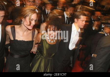 'Angelina Jolie, Mariane Pearl et Brad Pitt quittent le Palais des Festivals à Cannes, France, le 21 mai 2007, après une projection de gala du film du réalisateur britannique Michael Winterbottom ''A Mighty Heart'' présenté hors compétition au 60ème Festival de Cannes. Angelina Jolie, co-productrice de Brad Pitt, joue la veuve du journaliste Daniel Pearl, tué du Wall Street Journal. Le film traite de l'enlèvement et du meurtre de Pearl au Pakistan en 2002, tout en étudiant une histoire sur les militants islamiques. Photo de Hahn-Nebinger-Orban/ABACAPRESS.COM' Banque D'Images