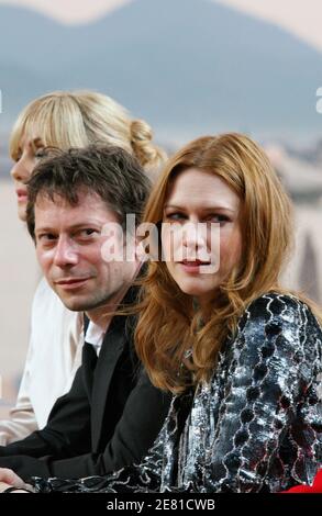 Une troupe de 'le Scapandre et le papillon' (la cloche de plongée et le papillon) Emmanuelle Seigner, Mathieu Amalric et Marie-Josee Croze (de l à r) apparaissent sur Canal + TV 'le Grand Journal' lors du 60ème Festival International du film à Cannes, France, le 21 mai 2007. Le spectacle quotidien est diffusé en direct depuis la plage de l'hôtel Martinez. Photo de Denis Guignebourg/ABACAPRESS.COM Banque D'Images