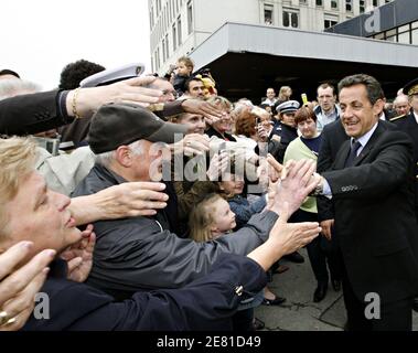 Le président français Nicolas Sarkozy se serre la main alors qu'il quitte l'hôpital de Dunkerque, dans le nord de la France, le 22 mai 2007. Photo de Philippe Wojazer/Pool/ABACAPRESS.COM Banque D'Images