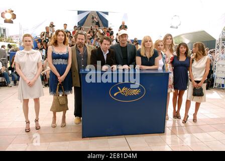 Marie-Josee Croze, Olatz Lopez Garmendia, Directrice Julian Schnabel, Mathieu Amalric, Patrick Chesnais, Emmanuelle Seigner, Anne Consigny, Marina Hands, Emma de Caunes, Olatz Lopez Garmendia assistent à une séance photo faisant la promotion du film « le Scapandre et le papillon » (la cloche de plongée et le papillon) Au Palais des Festivals lors du 60ème Festival International du film à Cannes, France, le 22 mai 2007. Photo de Hahn-Nebinger-Orban/ABACAPRESS.COM Banque D'Images