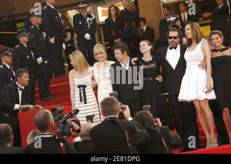 Les actrices françaises Emma de Caunes, Marina Hands et Emmanuelle Seigner, le réalisateur Julian Schnabel, l'actrice canadienne Marie-Josee Croze, l'actrice française Anne Consigny, l'actrice américaine Olatz Lopez Garmendia et l'actrice française Agathe de la Fontaine posent pour les photographes sur le tapis rouge du Palais des Festivals de Cannes, France, le 22 mai, 2007, pour la projection de gala du film du réalisateur américain Julian Schnabel le Scapandre et le papillon (la cloche de plongée et le papillon), présenté en compétition au 60ème Festival International du film de Cannes. Le film est sur elle France rédacteur en chef Jean-Dominique Bauby, wh Banque D'Images