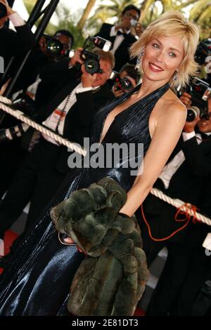 L'actrice AMÉRICAINE Sharon Stone marche le tapis rouge du Palais des Festivals à Cannes, France, le 22 mai 2007, pour la projection de gala du film le Scapandre et le papillon du réalisateur américain Julian Schnabel, présenté en compétition au 60ème Festival International du film de Cannes. Le film parle de Jean-Dominique Bauby, rédacteur en chef d'elle France, qui, en 1995 à l'âge de 43 ans, a souffert d'un accident vasculaire cérébral qui a paralysé tout son corps, à l'exception de son œil gauche. Photo de Hahn-Nebinger-Orban/ABACAPRESS.COM Banque D'Images