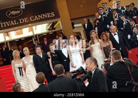 Les actrices françaises Emma de Caunes, Marina Hands et Emmanuelle Seigner, le réalisateur Julian Schnabel, l'actrice canadienne Marie-Josee Croze, l'actrice française Anne Consigny, l'actrice américaine Olatz Lopez Garmendia et l'actrice française Agathe de la Fontaine posent pour les photographes sur le tapis rouge du Palais des Festivals de Cannes, France, le 22 mai, 2007, pour la projection de gala du film du réalisateur américain Julian Schnabel le Scapandre et le papillon (la cloche de plongée et le papillon), présenté en compétition au 60ème Festival International du film de Cannes. Le film est sur elle France rédacteur en chef Jean-Dominique Bauby, wh Banque D'Images