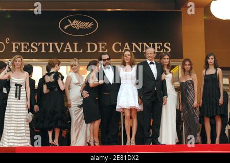 Les actrices françaises Emma de Caunes, Marina Hands et Emmanuelle Seigner, le réalisateur Julian Schnabel, l'actrice canadienne Marie-Josee Croze, l'actrice française Anne Consigny, l'actrice américaine Olatz Lopez Garmendia et l'actrice française Agathe de la Fontaine posent pour les photographes sur le tapis rouge du Palais des Festivals de Cannes, France, le 22 mai, 2007, pour la projection de gala du film du réalisateur américain Julian Schnabel le Scapandre et le papillon (la cloche de plongée et le papillon), présenté en compétition au 60ème Festival International du film de Cannes. Le film est sur elle France rédacteur en chef Jean-Dominique Bauby, wh Banque D'Images