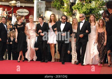 Les actrices françaises Emma de Caunes, Marina Hands et Emmanuelle Seigner, le réalisateur Julian Schnabel, l'actrice canadienne Marie-Josee Croze, l'actrice française Anne Consigny, l'actrice américaine Olatz Lopez Garmendia et l'actrice française Agathe de la Fontaine marchent le tapis rouge du Palais des Festivals à Cannes, en France, le 22 mai 2007, Pour le gala de projection du film du réalisateur américain Julian Schnabel le Scapandre et le papillon (la cloche de plongée et le papillon), présenté en compétition au 60ème Festival International du film de Cannes. Le film est sur elle France rédacteur en chef Jean-Dominique Bauby, qui, en 1995 à l'âge Banque D'Images