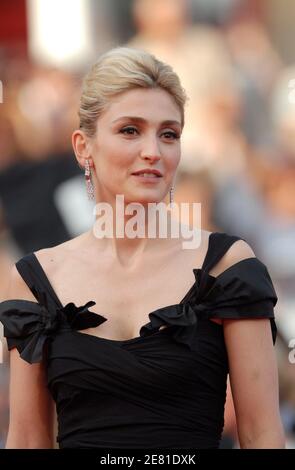 L'actrice française Julie Gayet marche le tapis rouge du Palais des Festivals à Cannes, France, le 22 mai 2007, pour la projection de gala du film le Scapandre et le papillon du réalisateur américain Julian Schnabel, présenté en compétition au 60ème Festival International du film de Cannes. Le film parle de Jean-Dominique Bauby, rédacteur en chef d'elle France, qui, en 1995 à l'âge de 43 ans, a souffert d'un accident vasculaire cérébral qui a paralysé tout son corps, à l'exception de son œil gauche. Photo de Hahn-Nebinger-Orban/ABACAPRESS.COM Banque D'Images