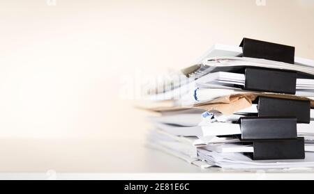 Pile extrêmement rapprochée de dossiers de documents sur Office Desk en attente d'achèvement. Banque D'Images