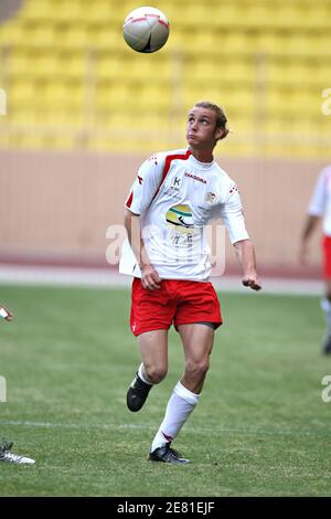 Le plus jeune fils de la princesse Caroline, Pierre Casiraghi, montre son talent avec une balle lors du match de football de Formule 1, qui s'est tenu au stade Louis II de Monaco, le 22 mai 2007. Photo de Hahn-Nebinger-Orban/ABACAPRESS.COM Banque D'Images