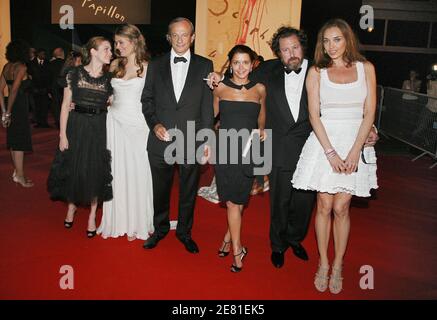 Les acteurs, (l à r) Maire-Josee Croze, Marina Hands, Patrick Chesnay, Emma de Caunes, le réalisateur Julian Schnabel et Olatz Lopez assistent à 'le scapudre et le papillo' (la cloche de plongée et le papillon) après la fête lors du 60ème Festival International de FLM à Cannes, France, le 22 mai 2007. Photo de Denis Guignebourg/ABACAPRESS.COM Banque D'Images