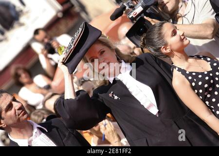 L'actrice française Catherine Deneuve marche le tapis rouge du Palais des Festivals à Cannes, France, le 23 mai 2007, pour le gala de projection de 'Persepolis' présenté en compétition au 60ème Festival International du film de Cannes. Photo de Hahn-Nebinger-Orban/ABACAPRESS.COM Banque D'Images