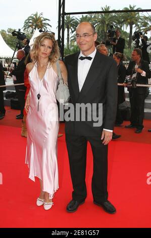 Bernard Werber et son épouse parcourent le tapis rouge du Palais des Festivals à Cannes, France, le 23 mai 2007, pour le gala de projection du film de l'autre cote du réalisateur allemand Fatih Akin (Auf Der anderen Seite) présenté en compétition au 60ème Festival International du film de Cannes. Le film parle d'un turc qui se rend à Istanbul pour trouver la fille de l'ancienne petite amie de son père. Photo de Hahn-Nebinger-Orban/ABACAPRESS.COM Banque D'Images