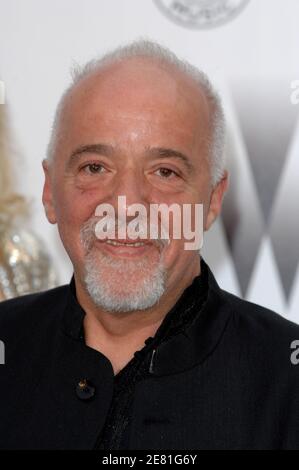 L'auteur brésilien Paulo Coelho arrive pour la partie de la Fondation américaine pour la recherche sur le SIDA (amfAR) au Moulin de Mougins à Mougins, près de Cannes, le 23 mai 2007, en plus du 60ème Festival International du film de Cannes. La fondation amfAR recueille des fonds pour la recherche, l'éducation et le traitement du sida/VIH dans le monde entier. Photo de Hahn-Nebinger-Orban/ABACAPRESS.COM Banque D'Images