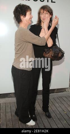 La photographe Kate Barry, fille de l'actrice et chanteuse Jane Birkin, est décédée aujourd'hui, le 11 décembre 2013, vers 18:30, après être tombée du quatrième étage de son appartement à Paris. Kate Barry était la fille de Jane Birkin et du compositeur britannique John Barry, plus connu pour avoir écrit la bande sonore de nombreux James Bond, qui est décédé en 2011. Elle était la demi-sœur des actrices Charlotte Gainsbourg et Lou Doillon. Photo du dossier : la chanteuse Jane Birkin et sa fille photographe Kate Barry se posent ensemble lors de la fête de lancement de la nouvelle collection de mode de la Redoute, tenue au Couvent des Recollets, Banque D'Images